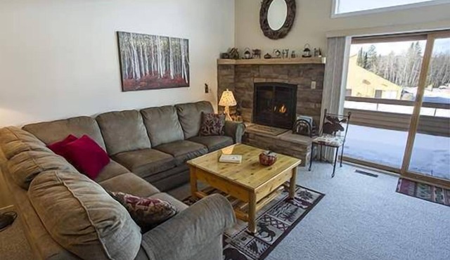 Lovely 3 Bedroom Loft Trout Creek Condo #22. Walk to Fitness Center, Indoor Pool, Pickleball