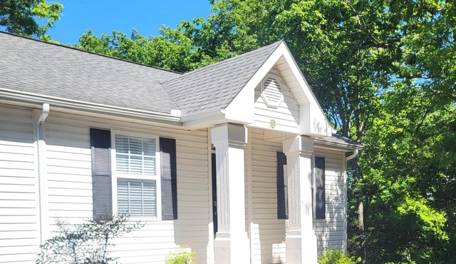 Lovely 3-bedroom condo with lake views in charming Holiday Island