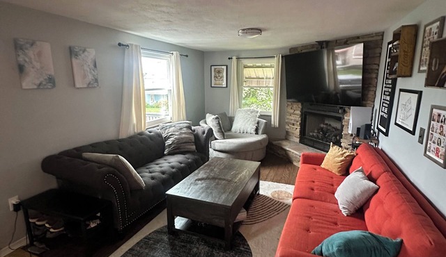 Lovely 3-bedroom house in New Kensington. 10 minutes from Oakmont Country Club