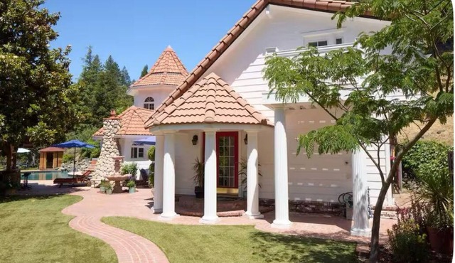 Lovely 3-bedroom castle-get-away in Redwood Valley