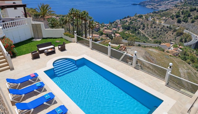 Lovely 3 bedroom villa with private pool and lovely views