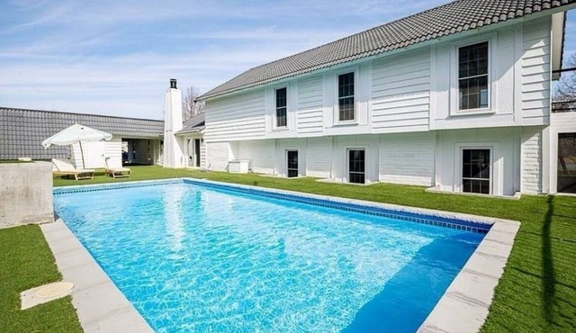 Lovely 3-bedroom villa in Lawrence with large pool, outdoor entertaining space!