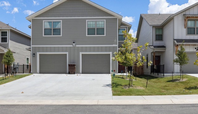 Lovely 3-Bedroom with Backyard, and Nearby Parks