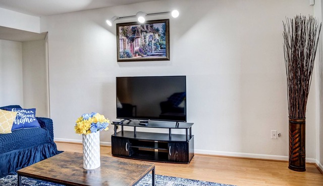 Lovely 3 BR, 2BA condo w/grill. Near Medcenter and NRG