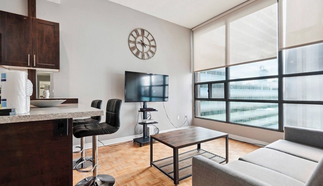 Lovely 3-BR in DT Toronto