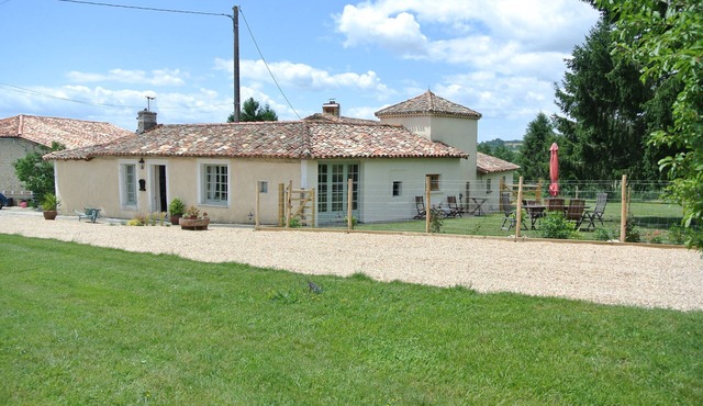 Lovely 3* cottage for 6 with large shared pool and fantastic views.