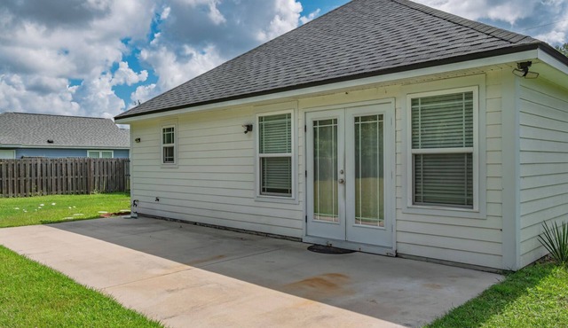 Lovely 3 king bed house with AC and huge backyard in Crawfordville