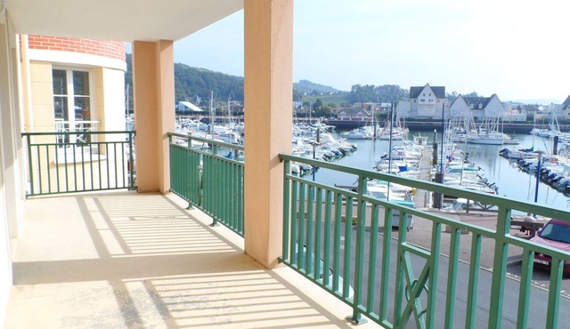 Lovely 3-room apartment with balcony, pets allowed, parking, Port Guillaume