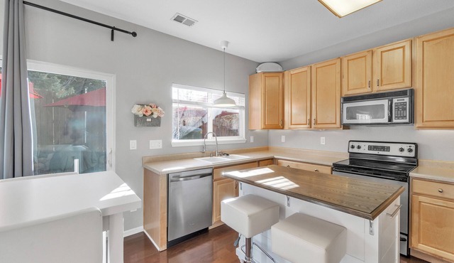 Lovely 30-Day Boutique 3 Bedroom 3 Bath Furnished Rental