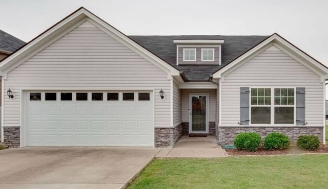Lovely 3br 2bath cozy location near shopping and dining! 40 mins from Nashville!