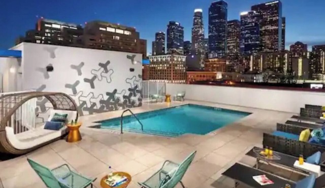 Lovely 3BR Apt w/Balcony & Rooftop Pool + Views