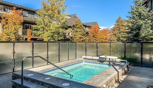 Lovely 3BR condo with Hot Tub at the Edge of Canmore