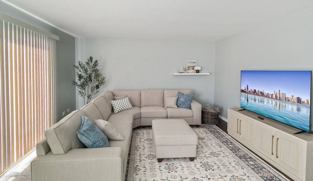 Lovely 3BR Crystal Lake home Nearby park and Lake!