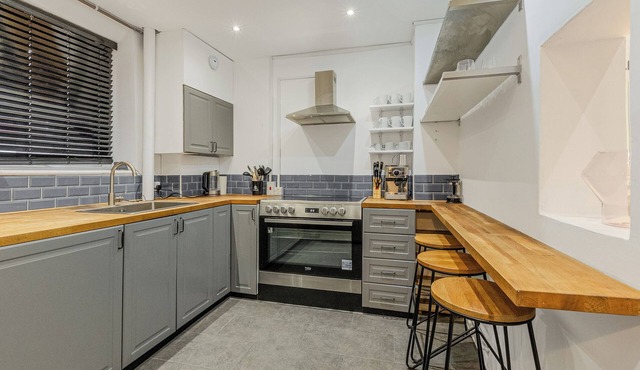 Lovely 3BR flat w parking, 10min Homerton Station