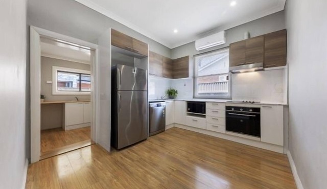 Lovely 3BR House w/secure carport, only 5min drive to Airport, City and Beaches