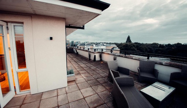 Lovely 4/BDR Penthouse w/lovely views