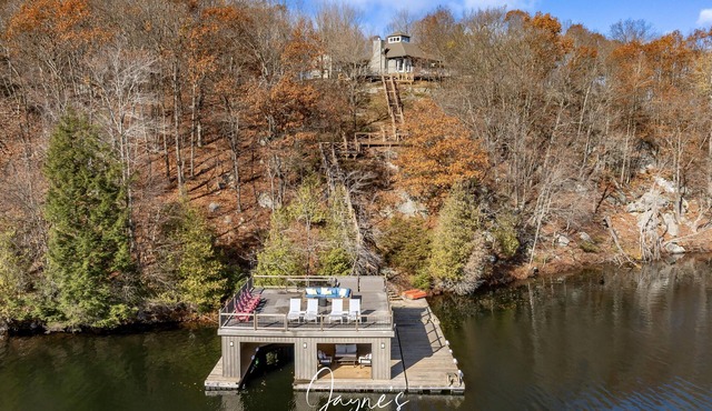 Lovely 4 bed/2bath cottage with boathouse on Bruce Lake