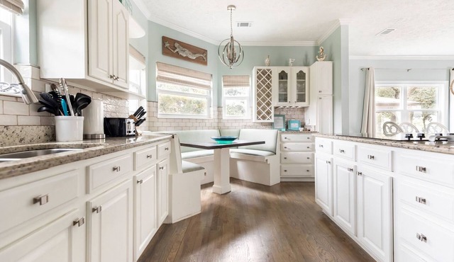 Lovely 4 bed/3 bath. Ideal Location- Walk to Beach, Shopping, Entertainment