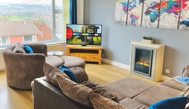 Lovely 4-Bed home sleeps 8 Nr Bolton Stadium & M61