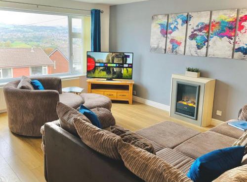 Lovely 4-bed home sleeps 8 Nr Bolton Stadium & M61