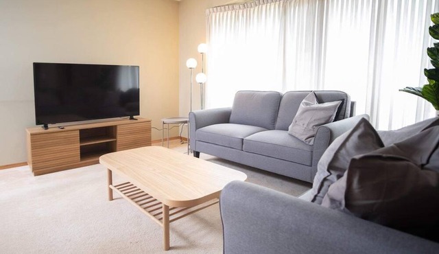 Lovely 4 bedroom 2.5 bath House Valley Gardens Area