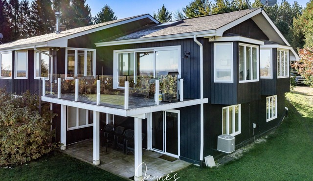 Lovely 4 bedroom, 3 bathroom home with spectacular views