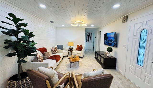 Lovely 4-bedroom 3 Bath Heated Pool house Near Siesta Key Beach