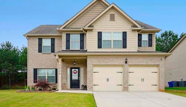 Lovely 4-bedroom, 3 Bath Oasis Near Grocery stores & Restaurants.