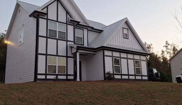 Lovely 4-bedroom/3 bathroom house in Newnan with AC, WiFi.