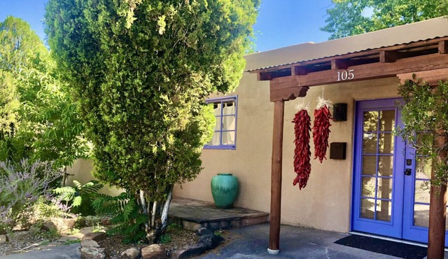 Lovely 4 Bedroom Adobe Minutes to Plaza & Dog-Friendly