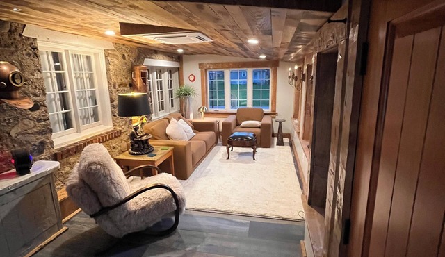 Lovely 4-Bedroom Cottage with a Lake View