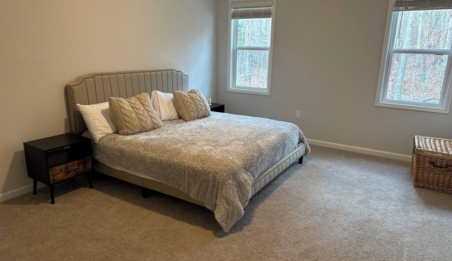 Lovely 4-bedroom home on a hill in Wake-Forest, With WiFi & air conditioning.