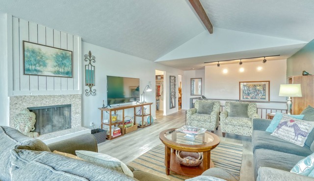 Lovely 4 bedroom home, Cozy with Bay views. Quiet, Convenient to all Rochester