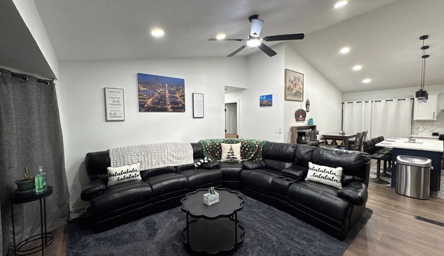 Lovely 4-bedroom house in peaceful Des Moines close to all Downtown attractions.