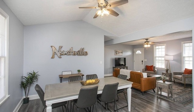 Lovely 4-bedroom house with AC in charming La Vergne