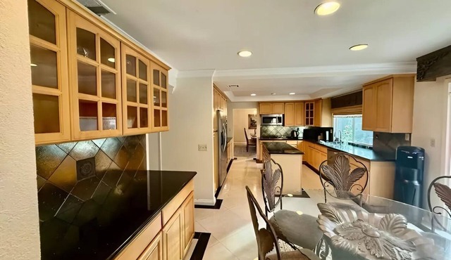 Lovely 4-bedroom house in Upland with WiFi and AC