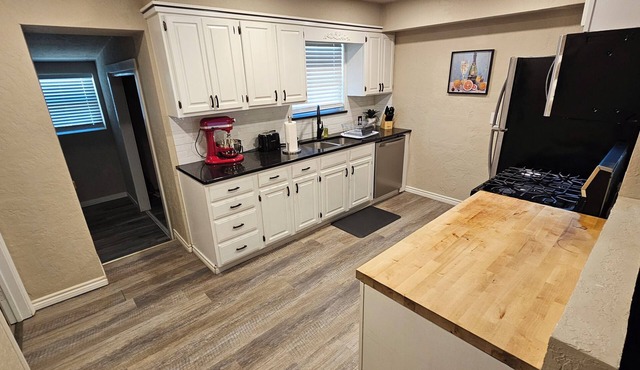 Lovely 4-bedroom house in Lawton with WiFi, AC
