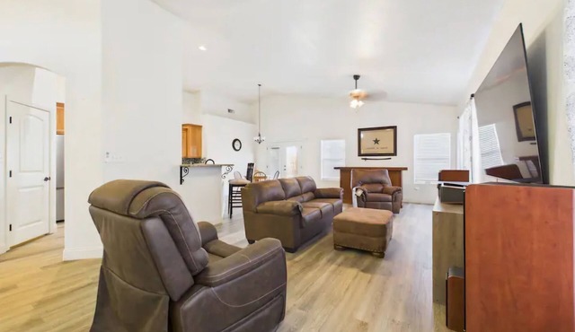 Lovely 4-bedroom house with AC in welcoming Carlsbad. 2 minutes from restaurants