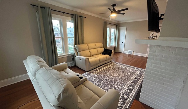 Lovely 4-bedroom house with AC in charming Lakewood- full duplex, 2 units