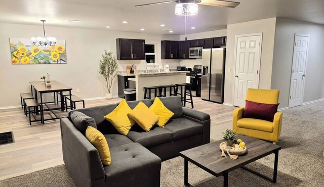 Lovely 4-bedroom house in charming Mustang