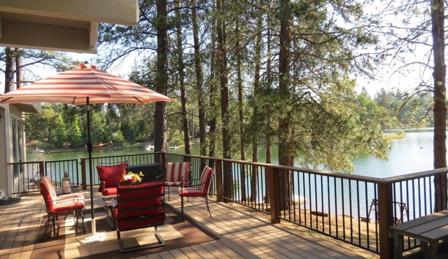 Lovely 4 Bedroom Lakefront, Steps from Scenic Gold Country Lake, Open All Year!