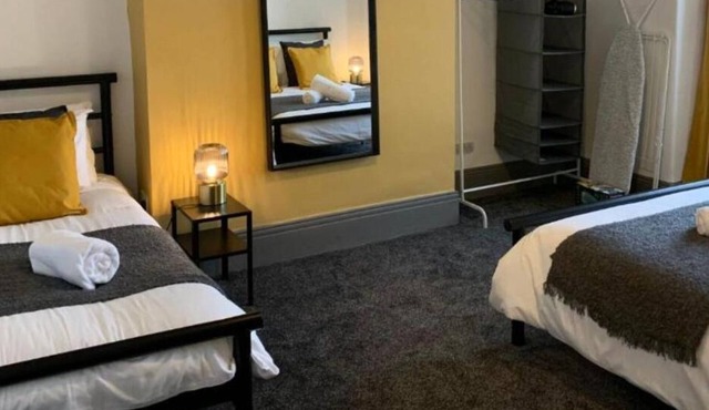 Lovely 4-bedroom maisonette Gateshead free parking