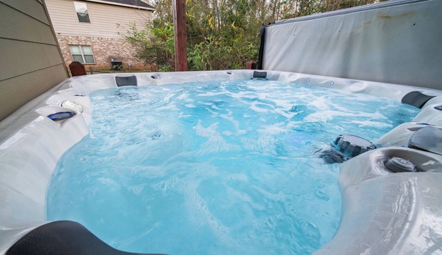 Lovely 4-bedroom Oasis with HotTub, Gameroom, Grills and FirePit nead Ft Moore