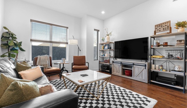 Lovely 4-bedroom townhome with Rooftop! Mins from DT!