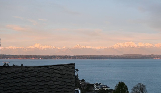 Lovely 4-bedroom view house in North Seattle with fitness room and beach access