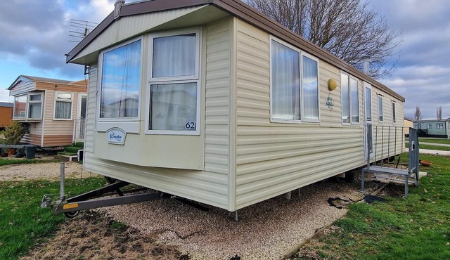 Lovely 4 berth caravan at Manor House Holiday Park ref 86062MH