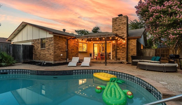 Lovely 4 BR I Private Pool I BBQ I Patio I Garage Parking, Updated amenities.