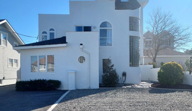 LOVELY 5 BR HOME W/ IN-GROUND HEATED POOL-PRIVATE BEACHnFAMILY & PET FRIENDLY!