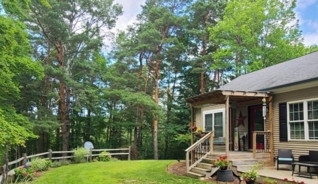 Lovely 5 bd/7 beds, 3 bath, 2 livingrooms, kitchen/kitchenette, pool & hot tub!