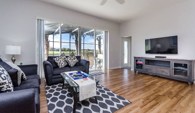 Lovely 5 Bed Home with Lake View and Private Pool